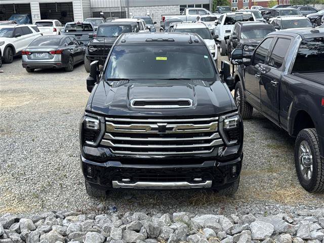 Used 2024 Chevrolet Silverado 2500 High Country w/ Technology Package AWD/4WD image 2