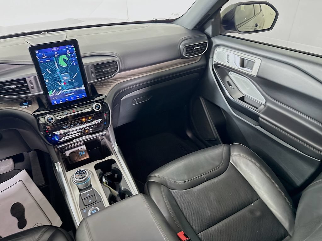Certified 2024 Ford Explorer Platinum w/ Technology Package AWD/4WD image 9