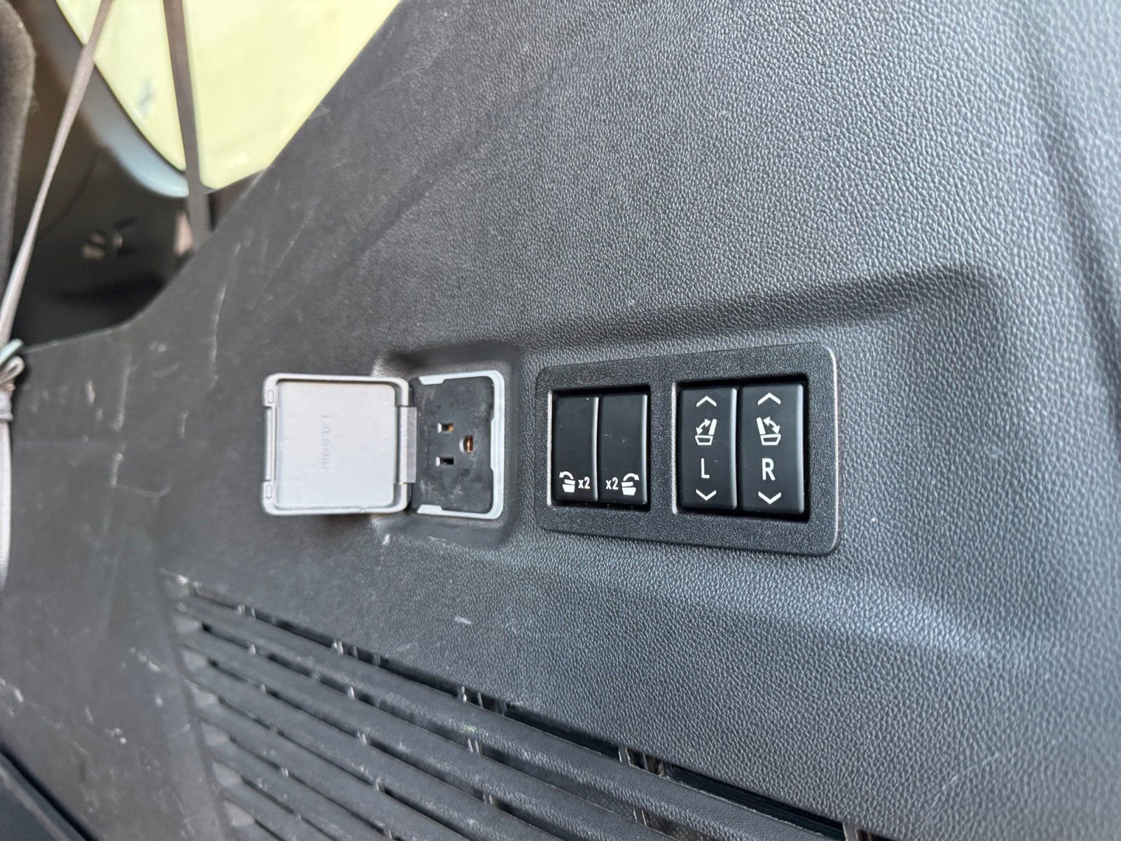 Used 2022 GMC Yukon XL AT4 image 18