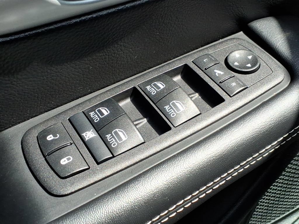 Used 2025 Chrysler Pacifica Limited FWD image 23