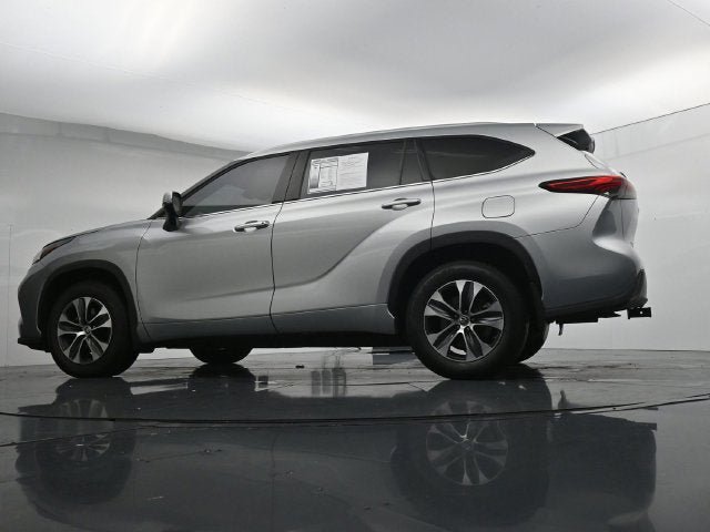Used 2022 Toyota Highlander XLE AWD/4WD image 36