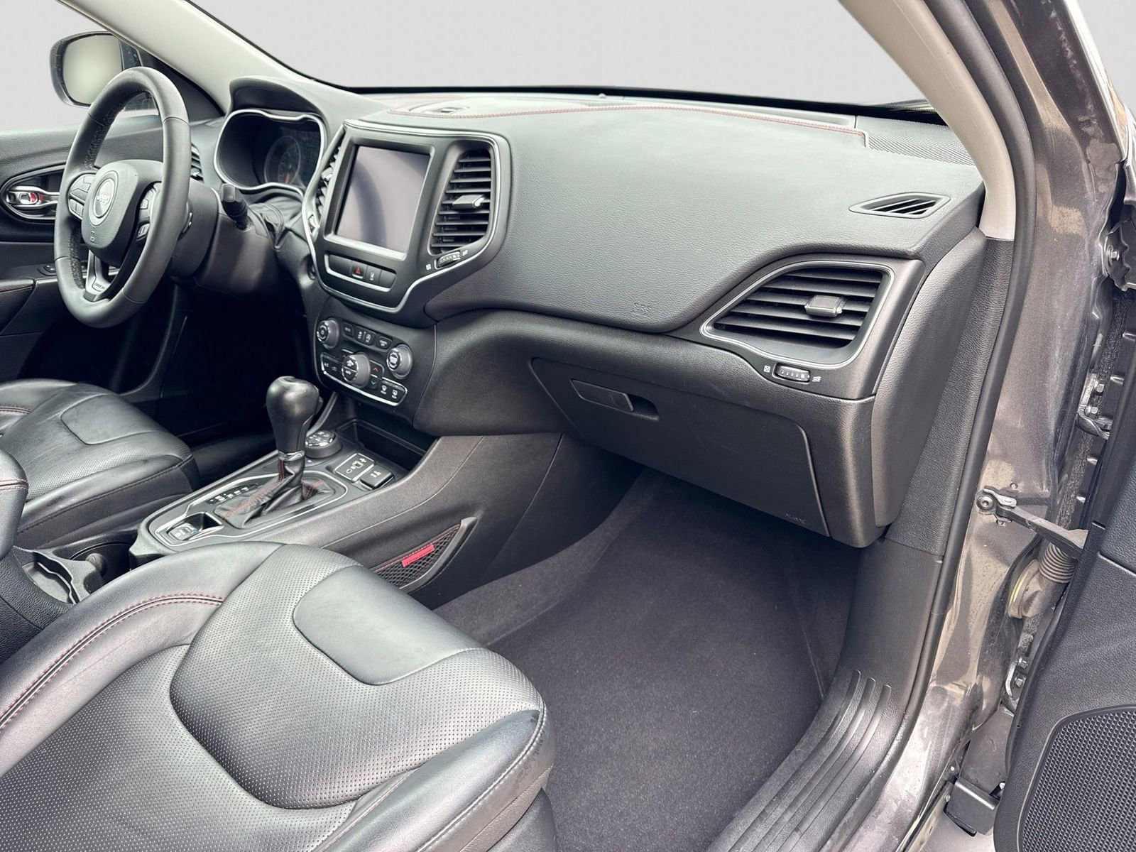 Used 2022 Jeep Cherokee Trailhawk w/ Trailhawk Elite Value Package image 8