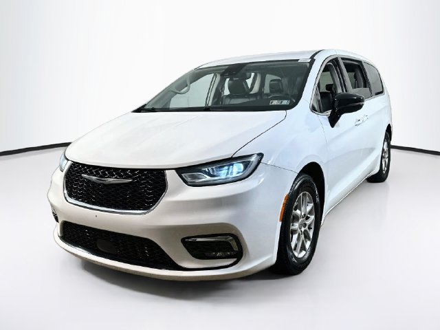 Used 2024 Chrysler Pacifica Touring-L FWD image 3
