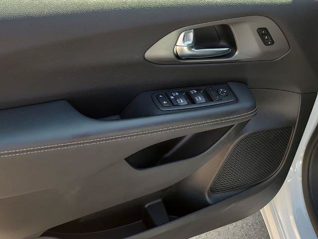 Used 2025 Chrysler Pacifica Select FWD image 19
