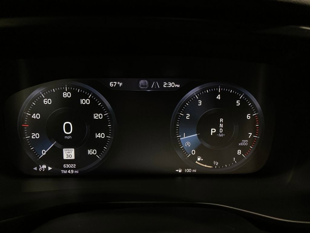 Used 2021 Volvo XC40 T5 R-Design image 25