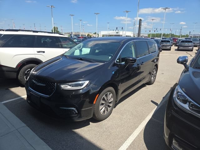 Used 2024 Chrysler Pacifica Limited FWD image 2