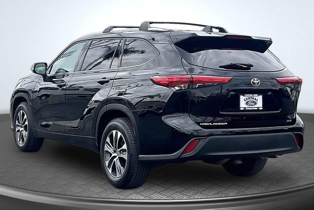 Used 2021 Toyota Highlander XLE FWD image 2