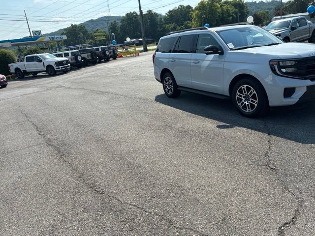 Certified 2025 Ford Expedition Active AWD/4WD image 63