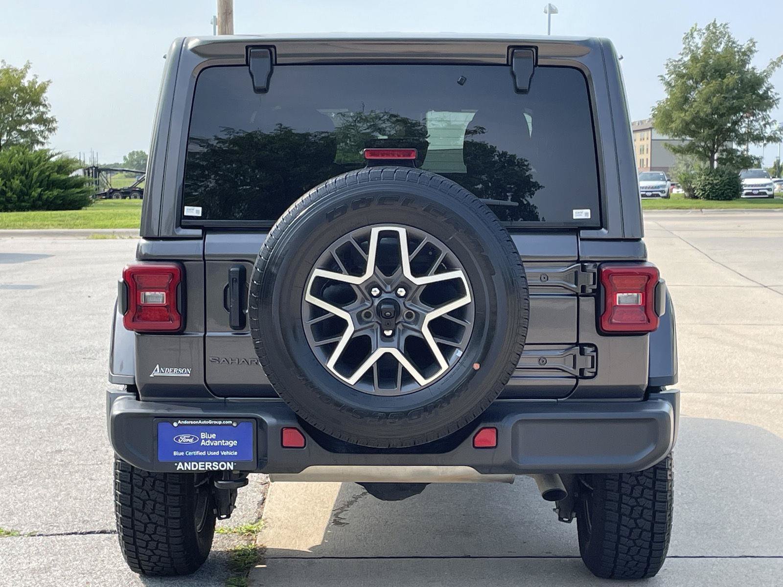 Used 2025 Jeep Wrangler Unlimited Sahara AWD/4WD image 8