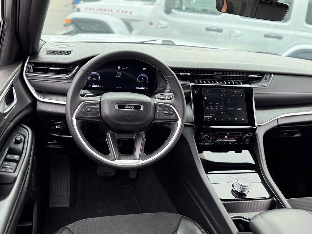 Used 2025 Jeep Grand Cherokee Altitude AWD/4WD image 5