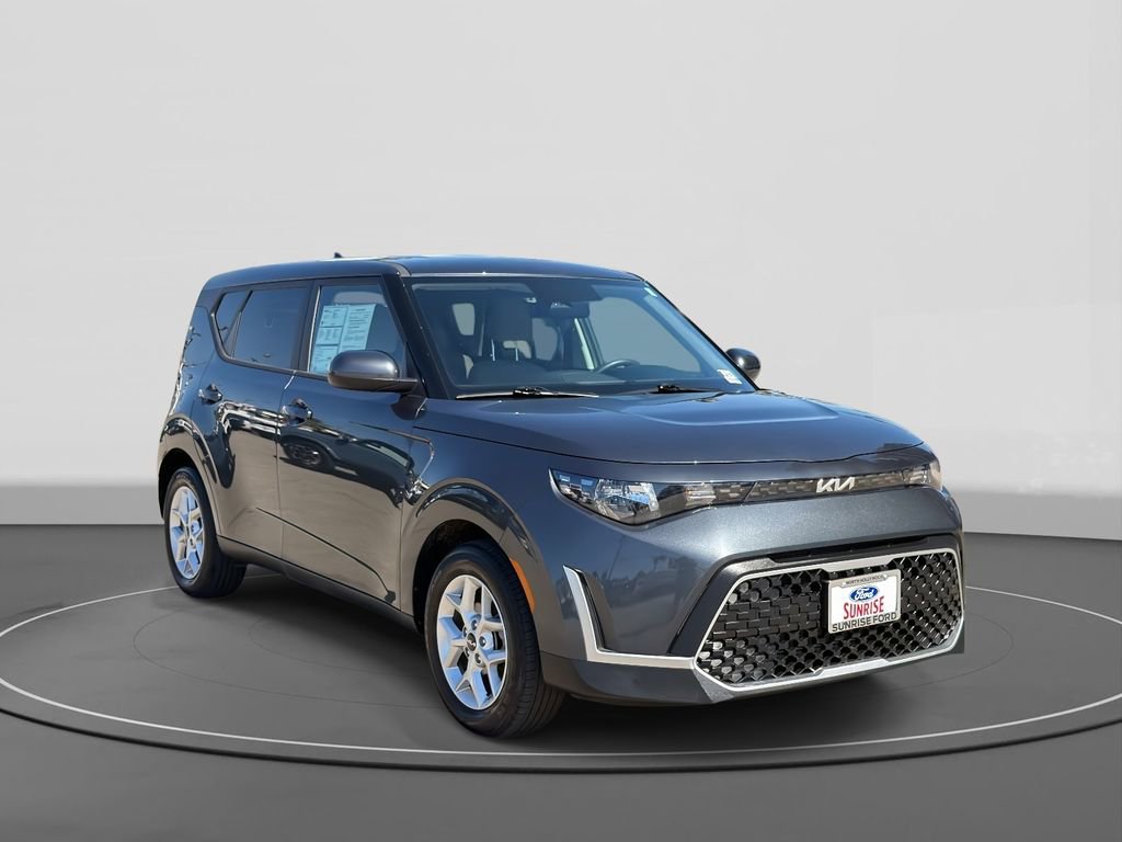 Used 2025 Kia Soul LX FWD image 4