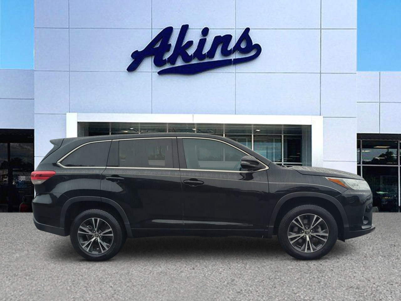 Used 2018 Toyota Highlander LE image 5