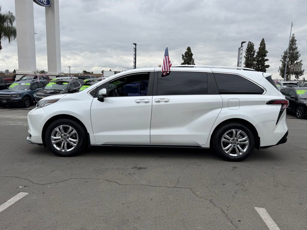 Used 2024 Toyota Sienna Limited FWD image 10