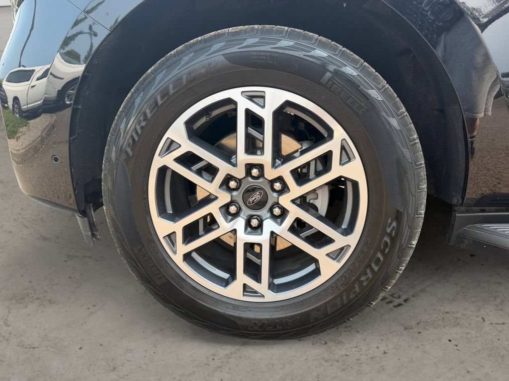 Certified 2025 Ford Expedition Active AWD/4WD image 9