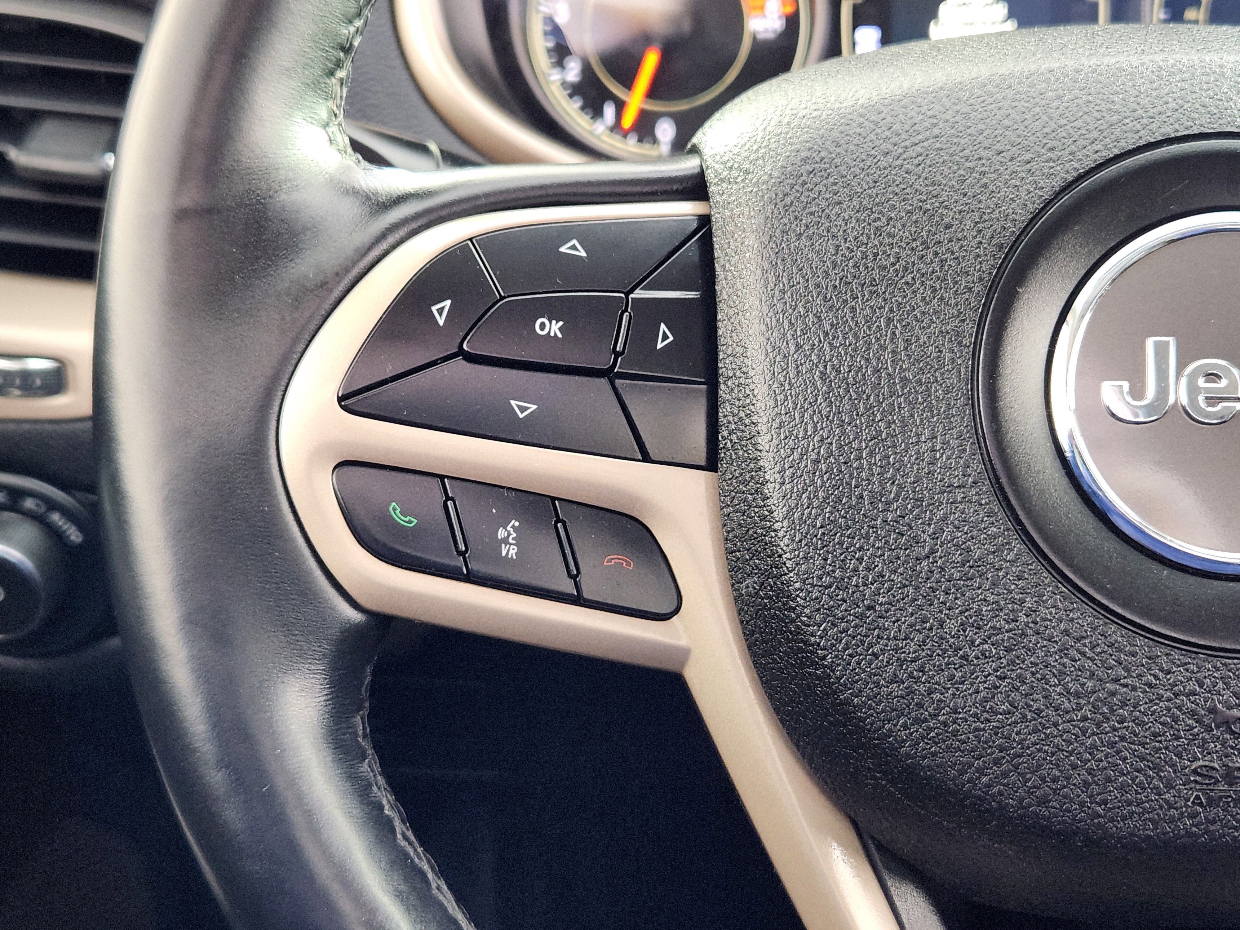 Used 2017 Jeep Cherokee Latitude w/ Comfort/Convenience Group image 18