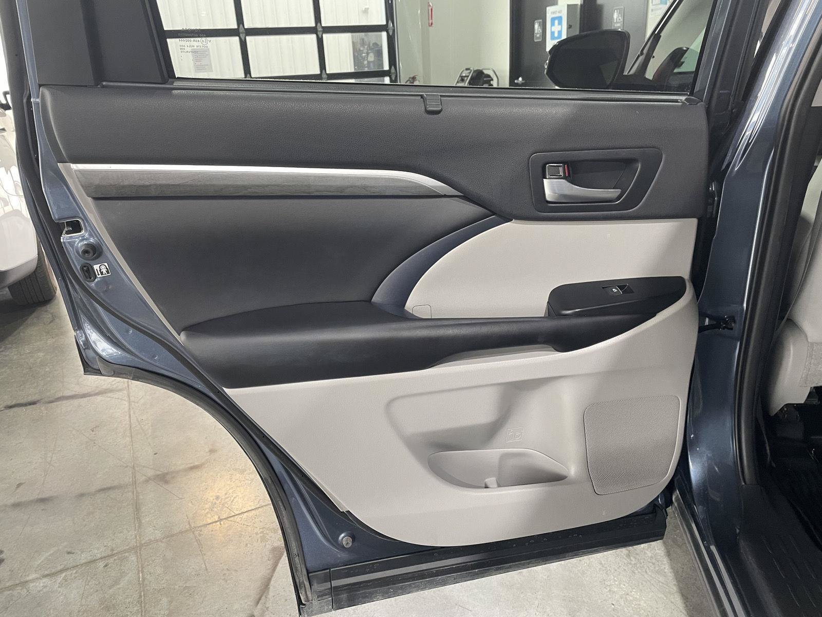 Used 2019 Toyota Highlander Limited AWD/4WD image 30