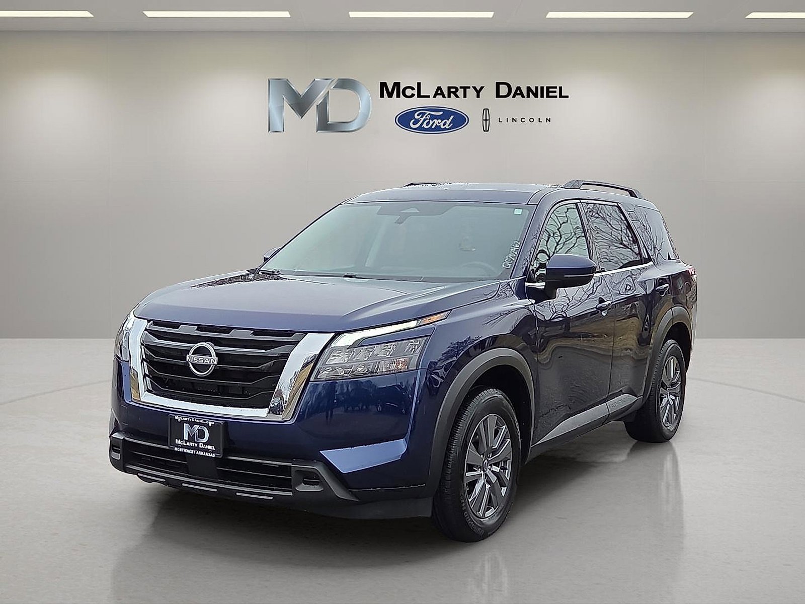 Used 2025 Nissan Pathfinder SV image 2