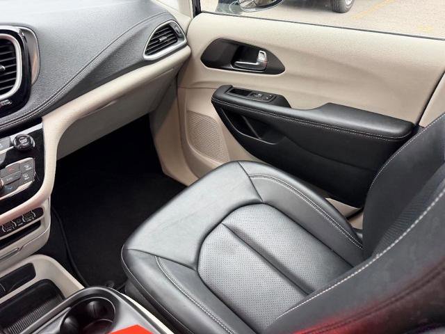 Used 2024 Chrysler Pacifica Limited image 21