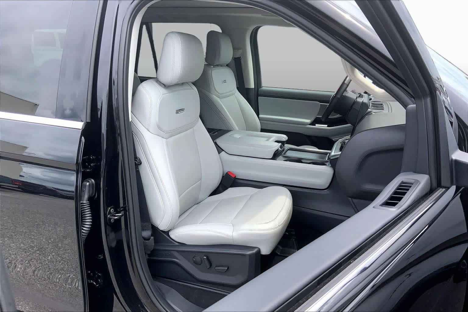 Certified 2025 Ford Expedition Platinum w/ Driver's Package AWD/4WD image 9