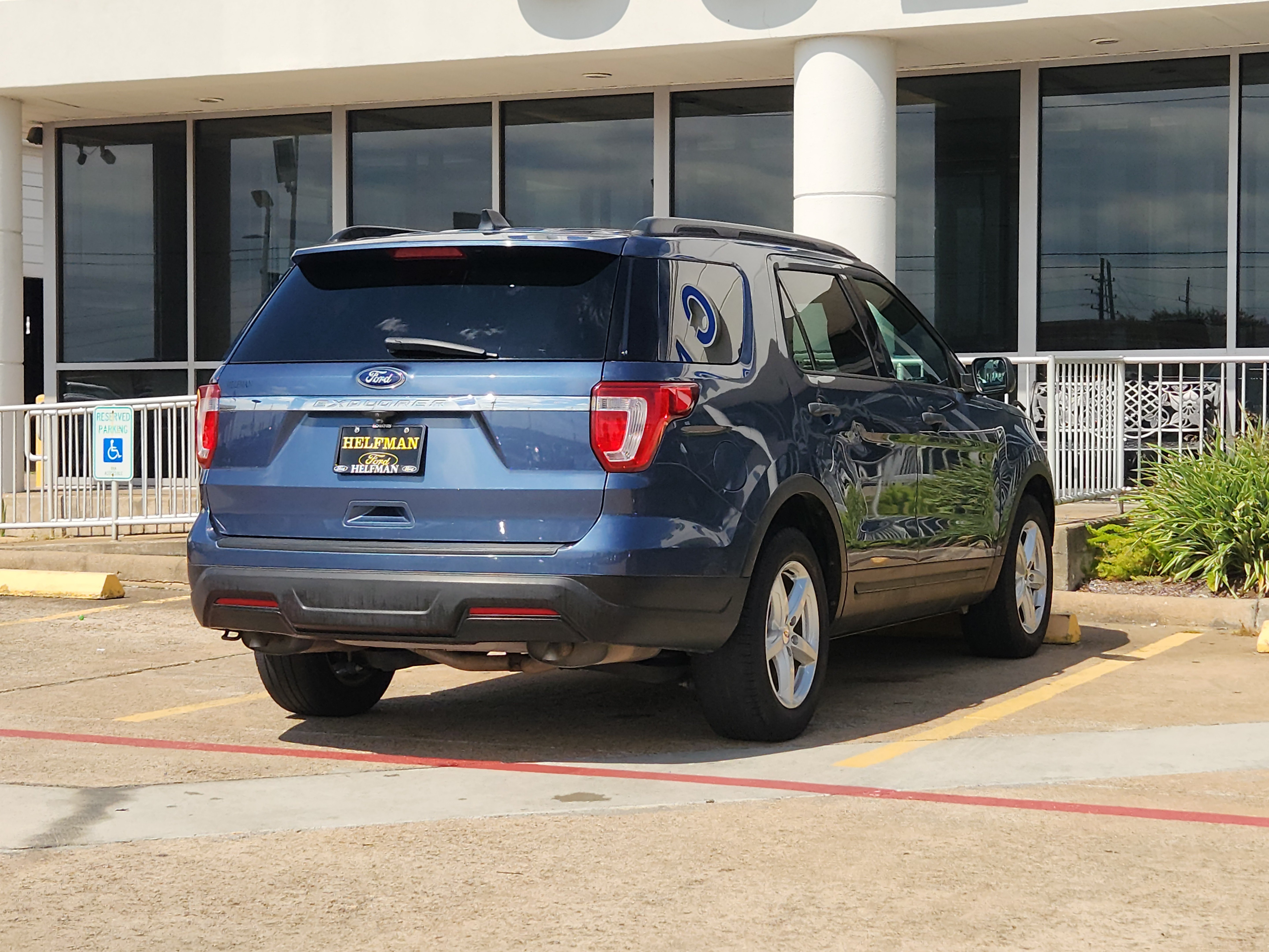 Certified 2018 Ford Explorer FWD image 3