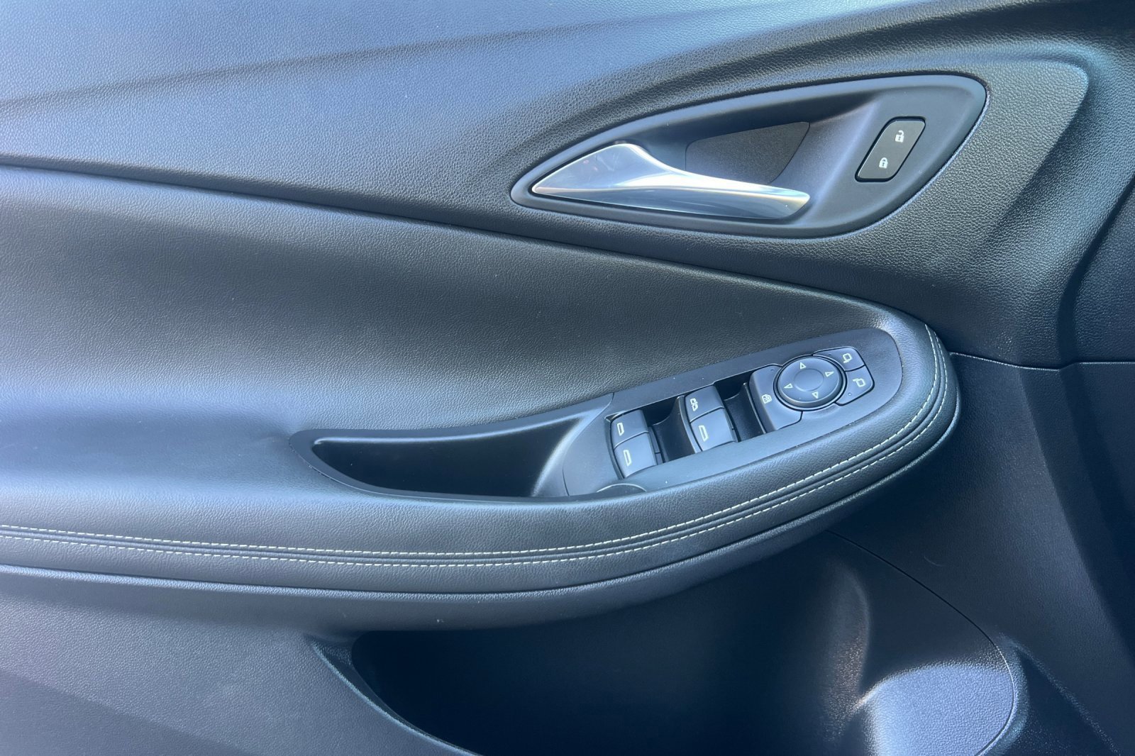 Used 2024 Buick Encore GX Sport Touring image 10