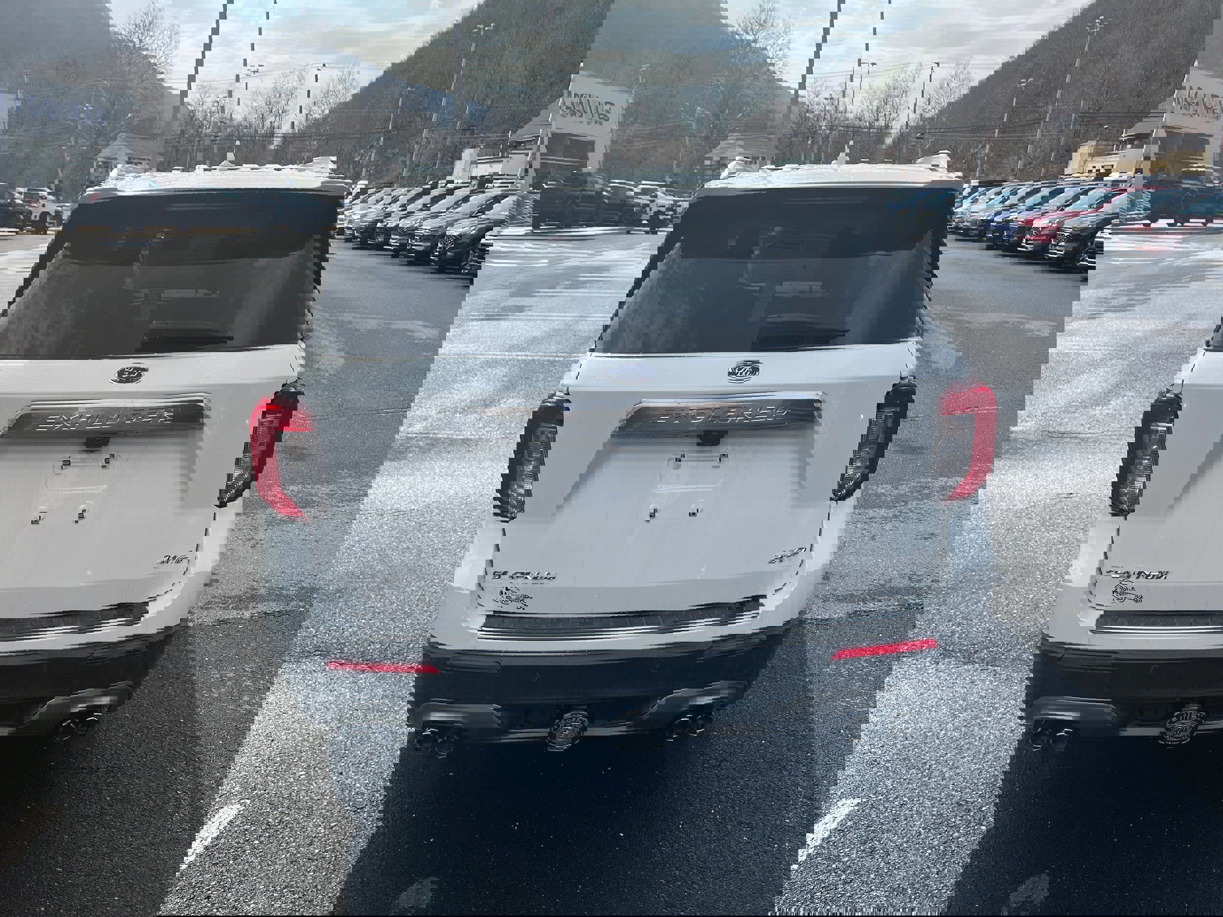 Certified 2021 Ford Explorer Platinum w/ Equipment Group 601A image 4