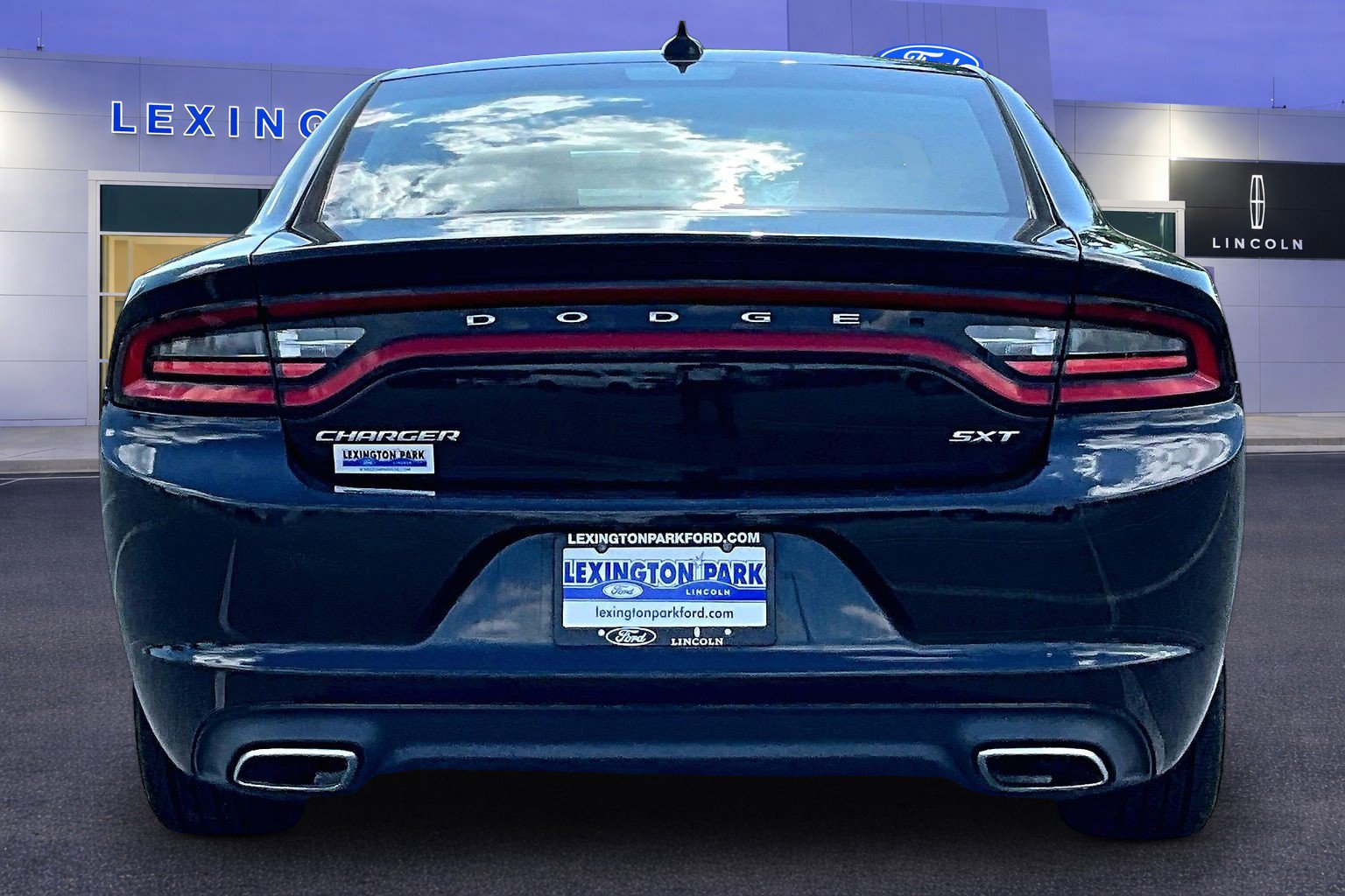 Used 2017 Dodge Charger SXT RWD image 6