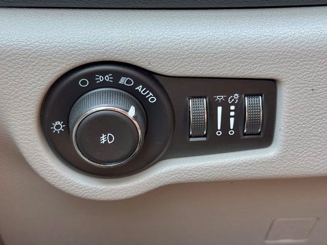 Used 2021 Chrysler Pacifica Touring-L FWD image 27
