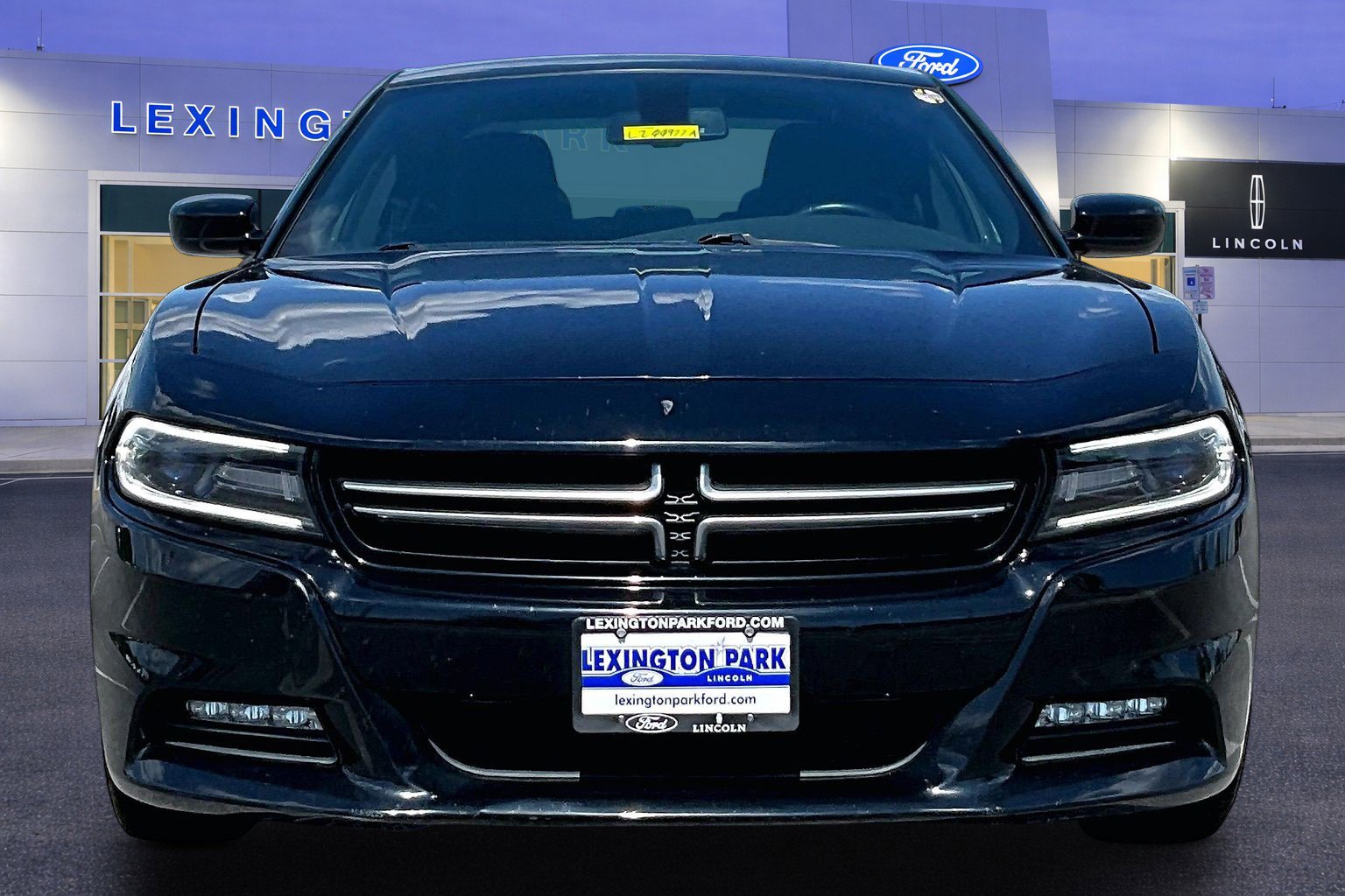 Used 2017 Dodge Charger SXT RWD image 2