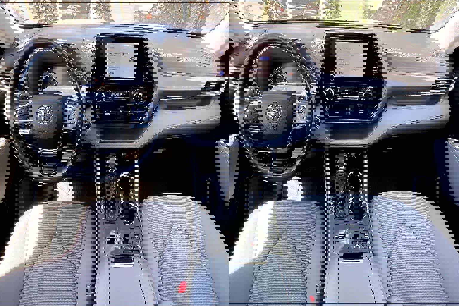 Used 2023 Toyota Highlander LE FWD image 12