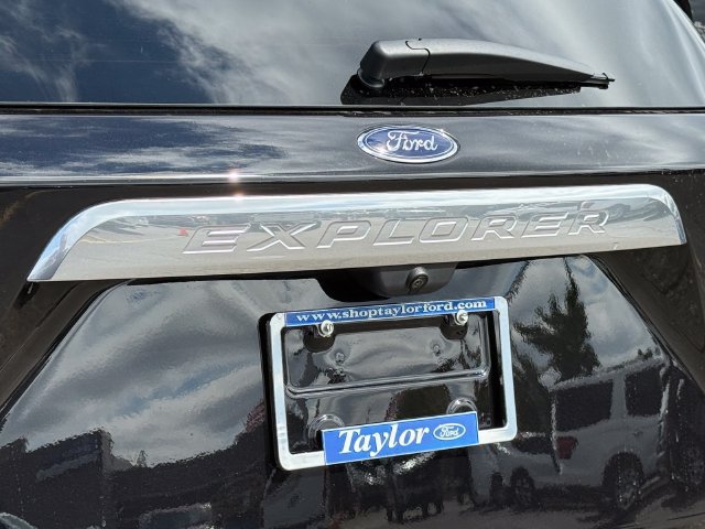Certified 2023 Ford Explorer Platinum w/ Technology Package AWD/4WD image 32