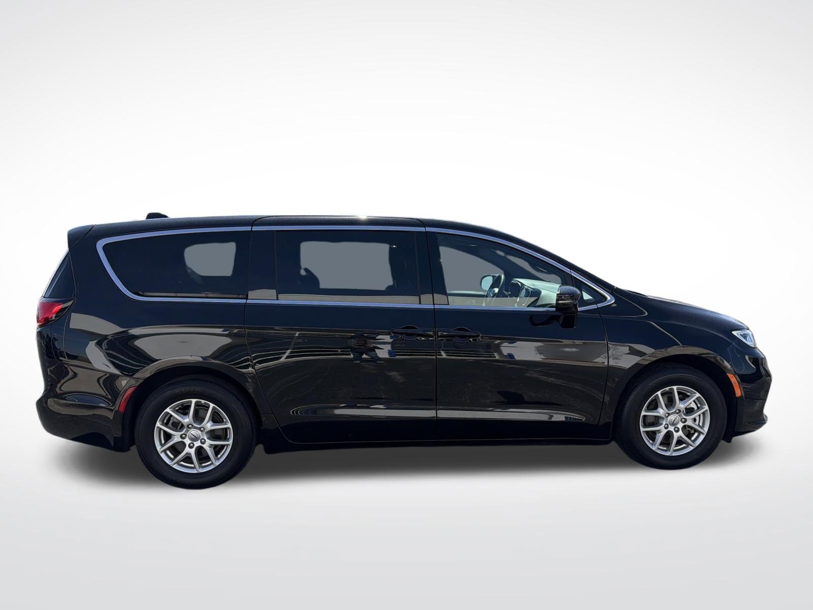 Used 2025 Chrysler Pacifica Select FWD image 7