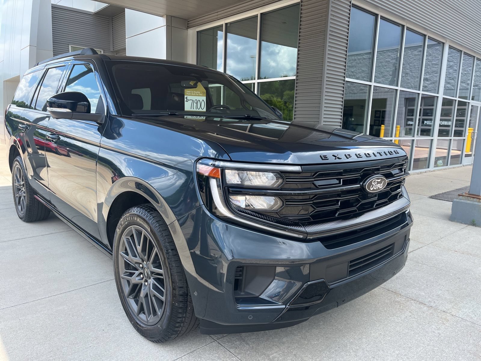 Certified 2025 Ford Expedition Platinum w/ Stealth Performance Package AWD/4WD image 8