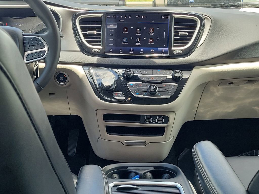Used 2023 Chrysler Pacifica Touring-L FWD image 17
