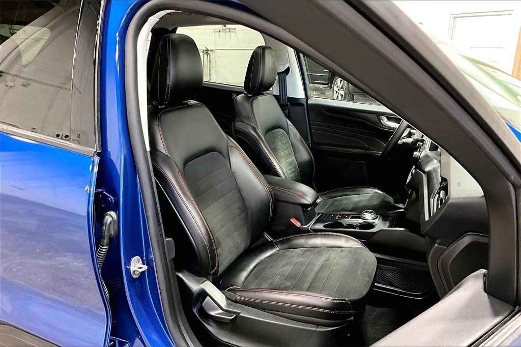 Certified 2022 Ford Escape SEL w/ SEL Stealth AWD Package image 7