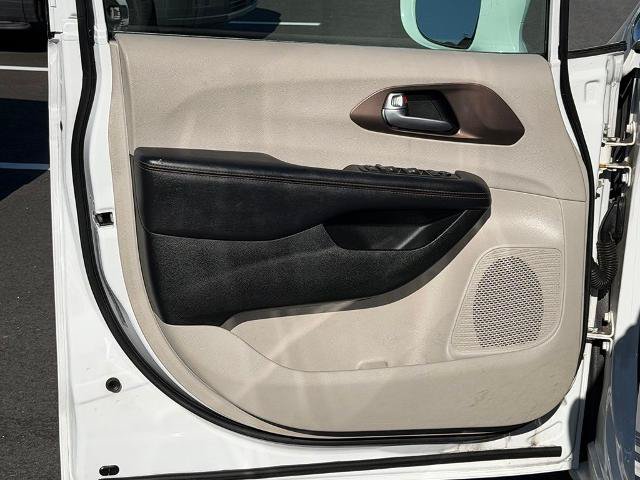 Used 2018 Chrysler Pacifica Touring-L FWD image 12