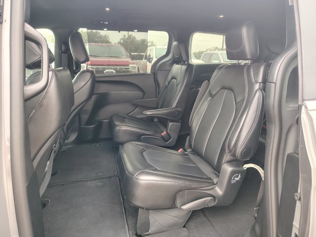 Used 2025 Chrysler Pacifica Select FWD image 12