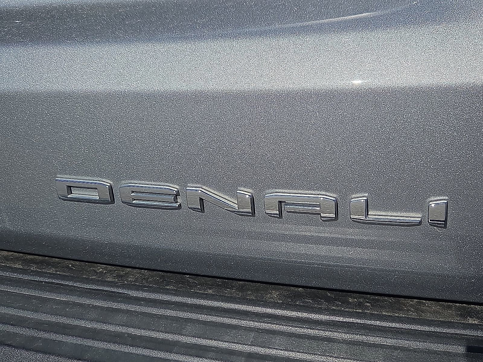 Used 2023 GMC Yukon Denali RWD image 9