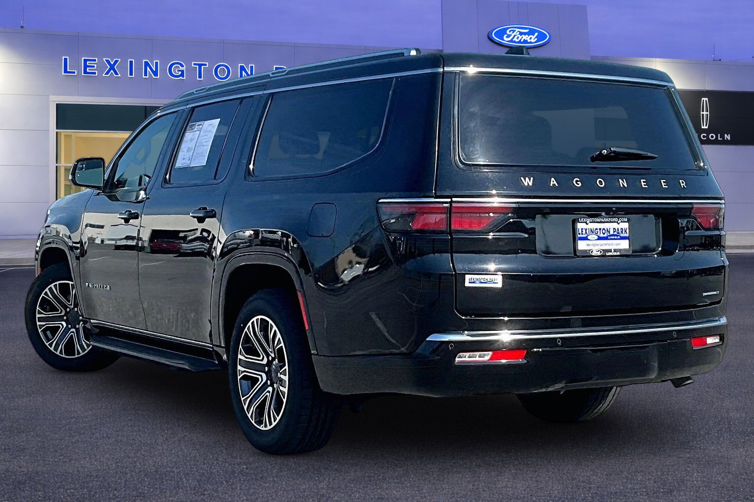 Used 2024 Jeep Wagoneer L Series II w/ Flexible Seating Group AWD/4WD image 4