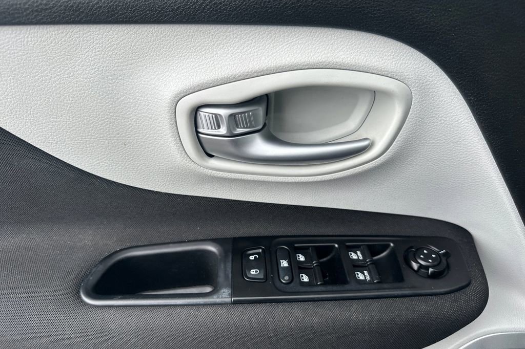 Used 2021 Jeep Renegade Latitude AWD/4WD image 13