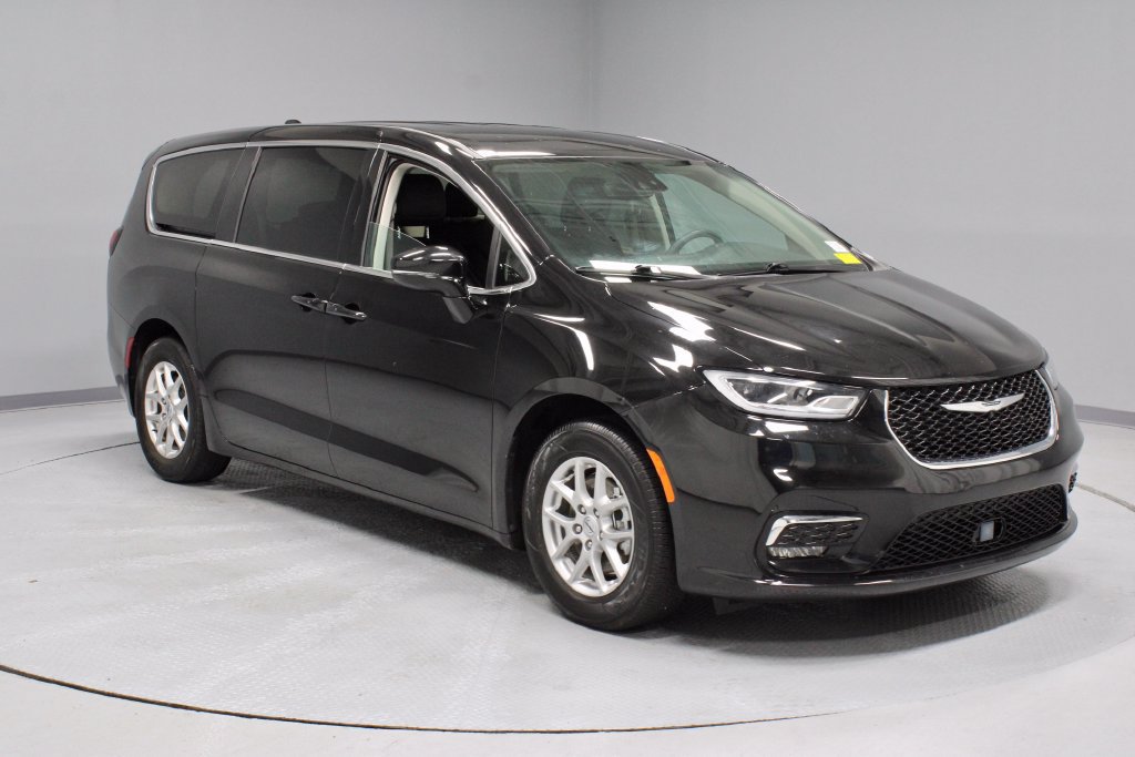 Used 2024 Chrysler Pacifica Touring-L FWD image 1