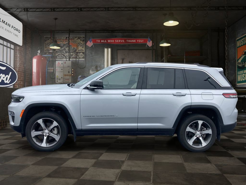 Used 2023 Jeep Grand Cherokee Limited w/ Luxury Tech Group II AWD/4WD image 3