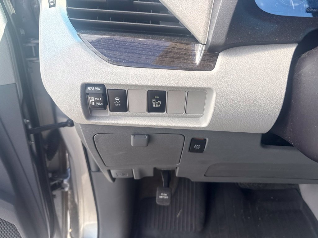 Used 2017 Toyota Sienna Limited FWD image 24