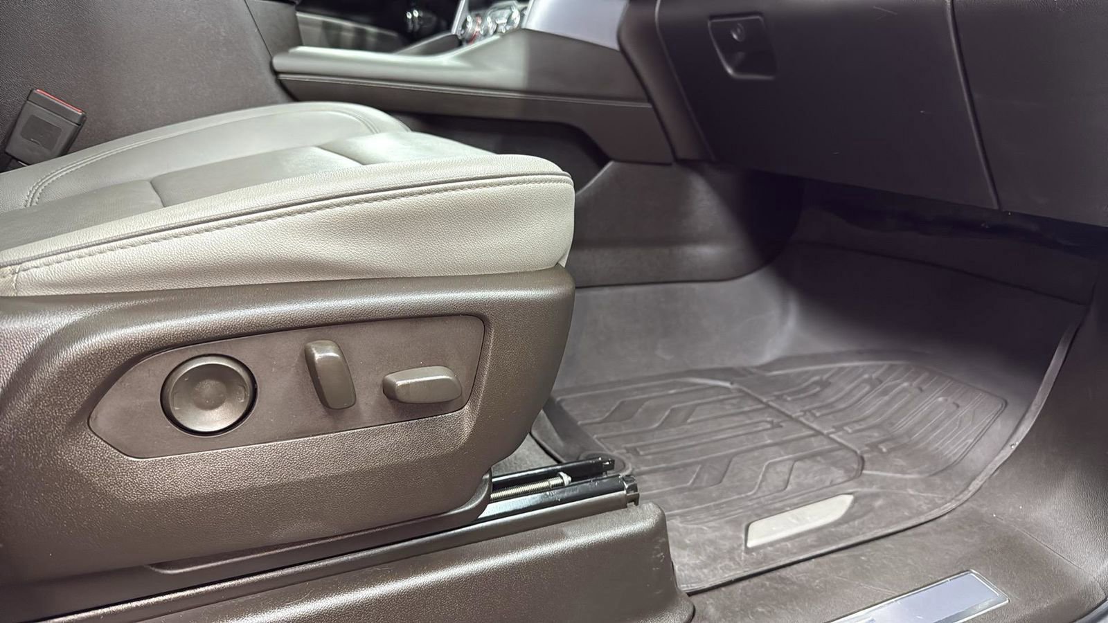 Used 2023 GMC Yukon XL SLT image 25