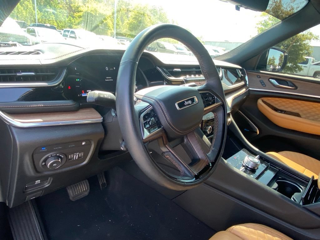 Used 2024 Jeep Grand Cherokee Summit w/ Advanced Protech Group IV AWD/4WD image 9