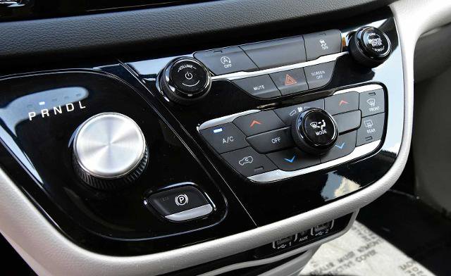 Used 2022 Chrysler Voyager LX FWD image 21