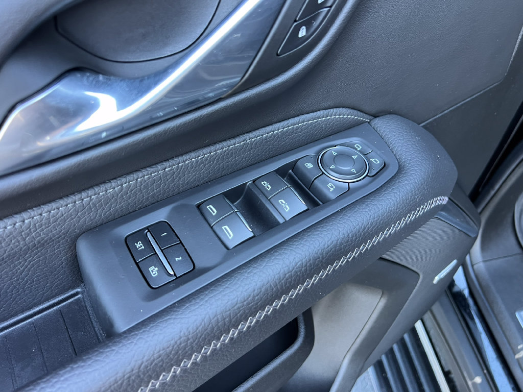 Used 2023 GMC Yukon XL Denali AWD/4WD image 15