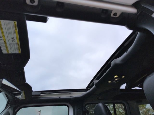 Used 2022 Jeep Wrangler Unlimited Sahara image 2