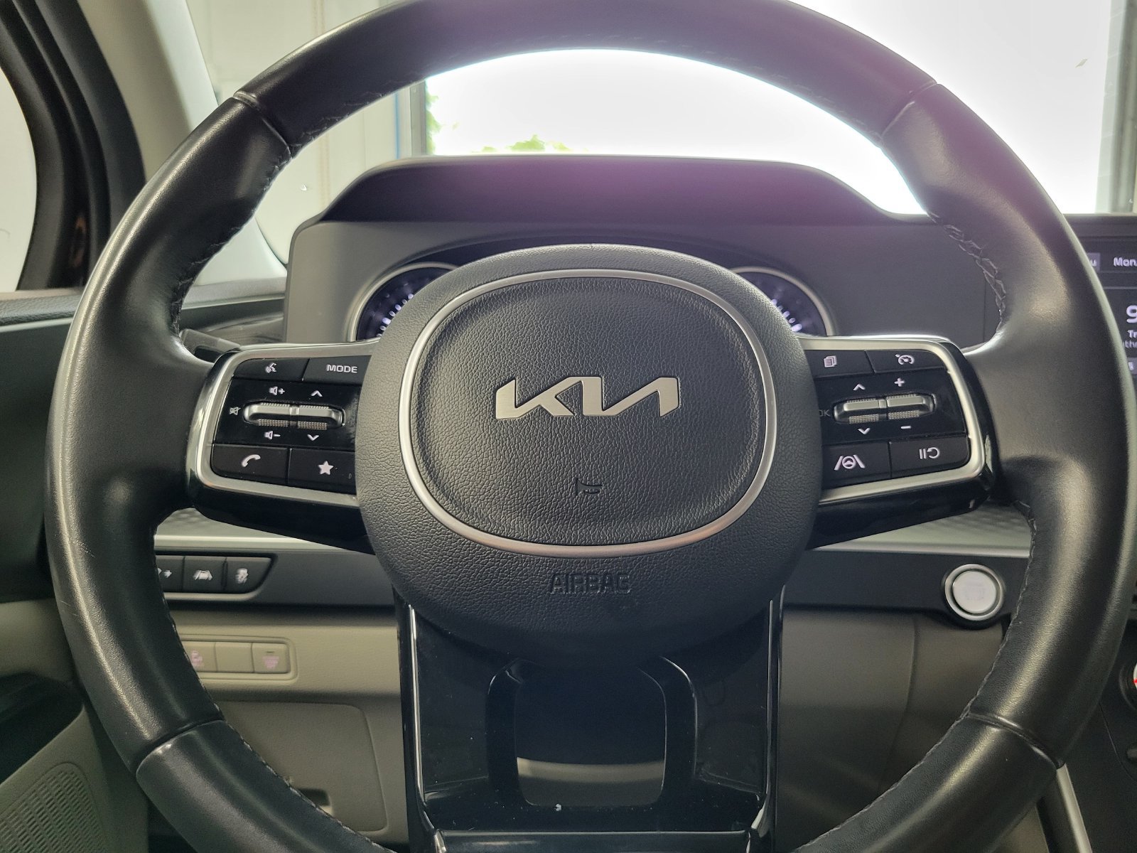 Used 2022 Kia Carnival LX w/ Paint Protection Package FWD image 12