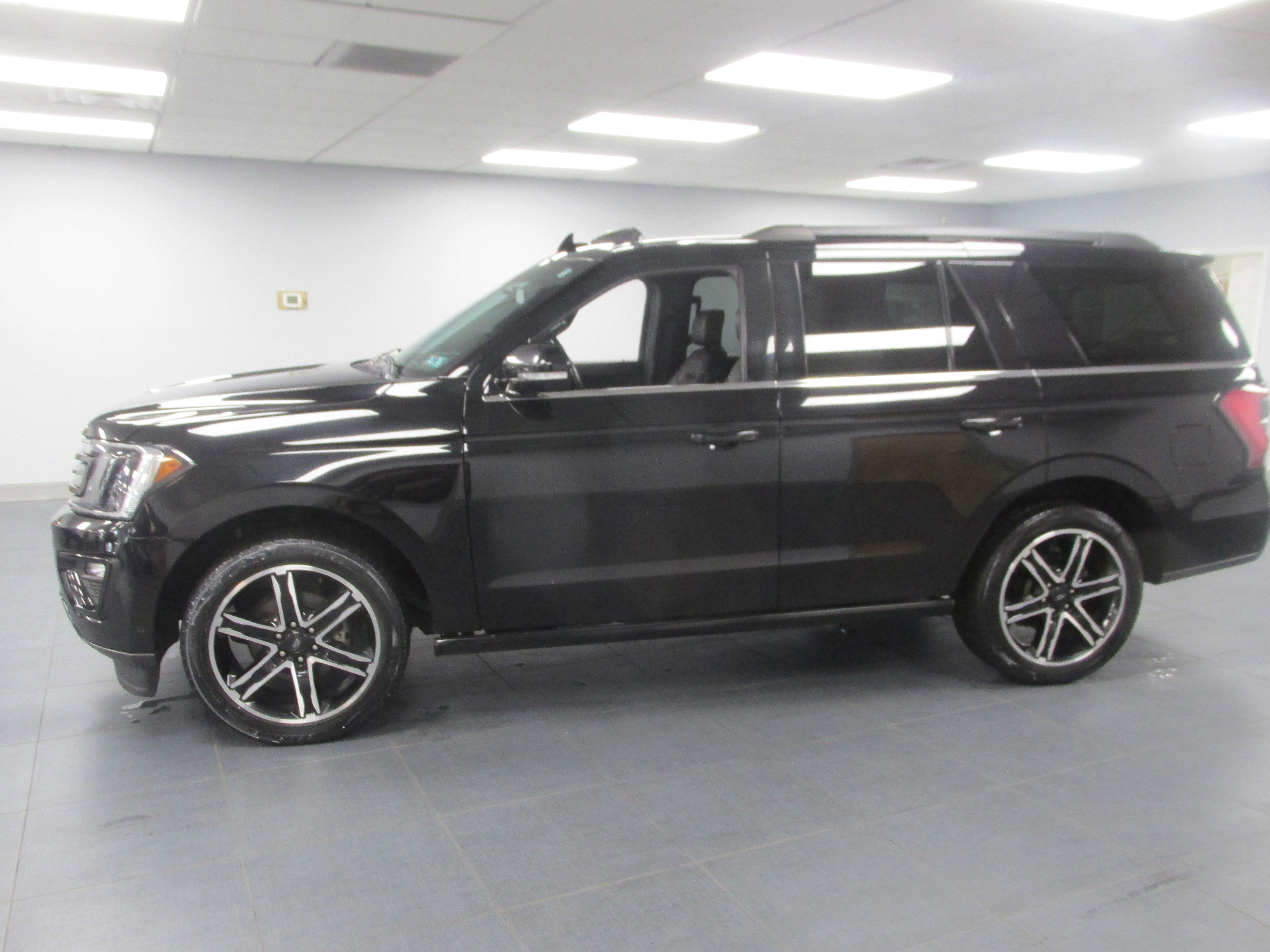 Certified 2020 Ford Expedition Limited w/ Equipment Group 303A image 6